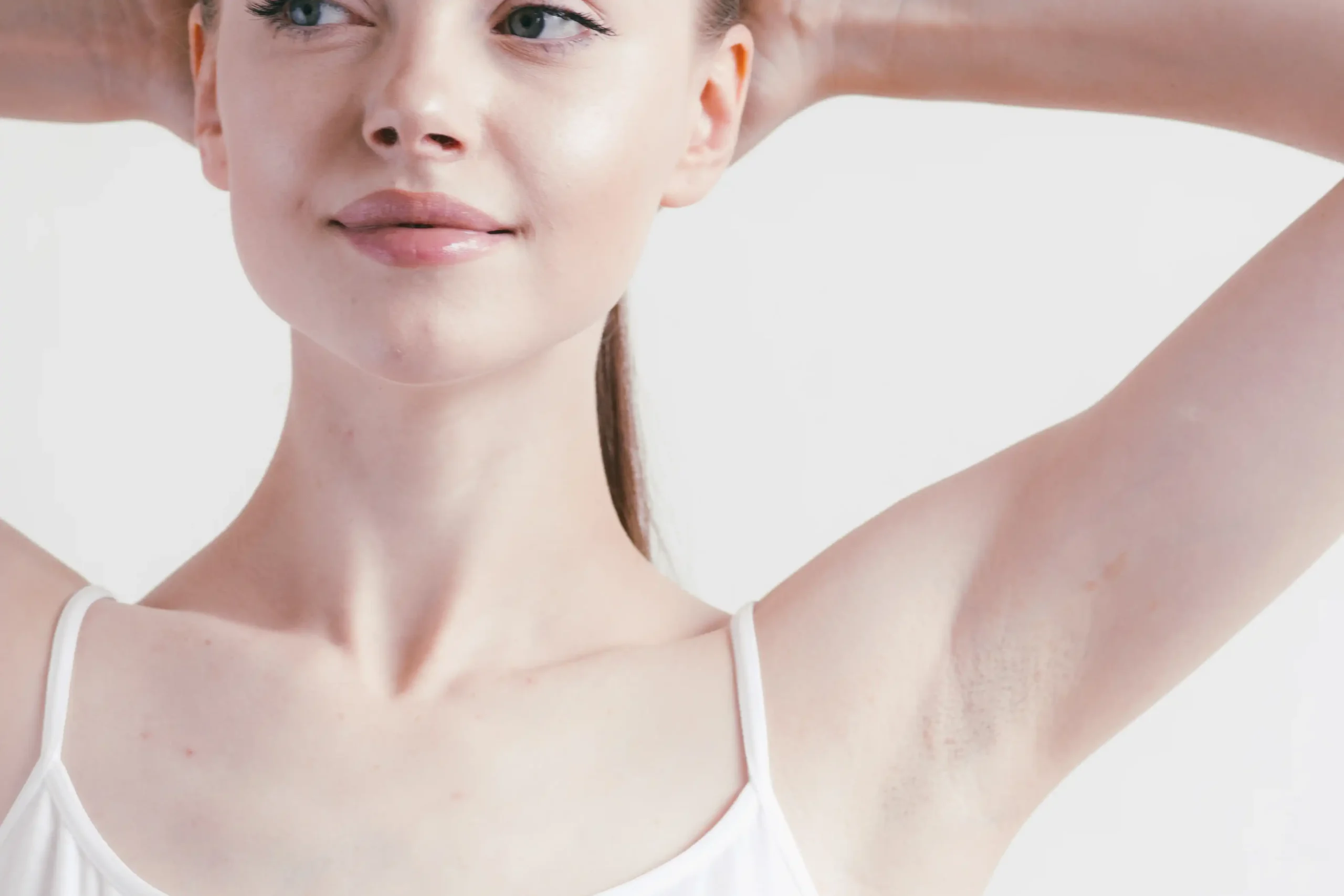 giovane donna con pelle depilata